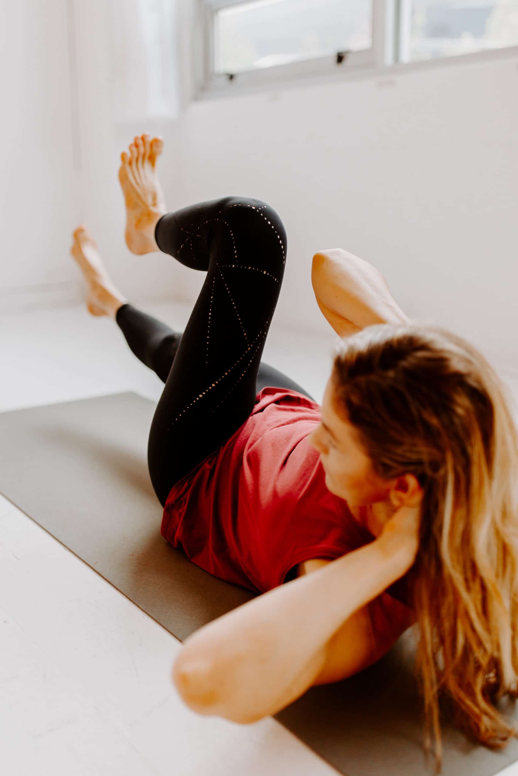 woman doing sit-ups after injury